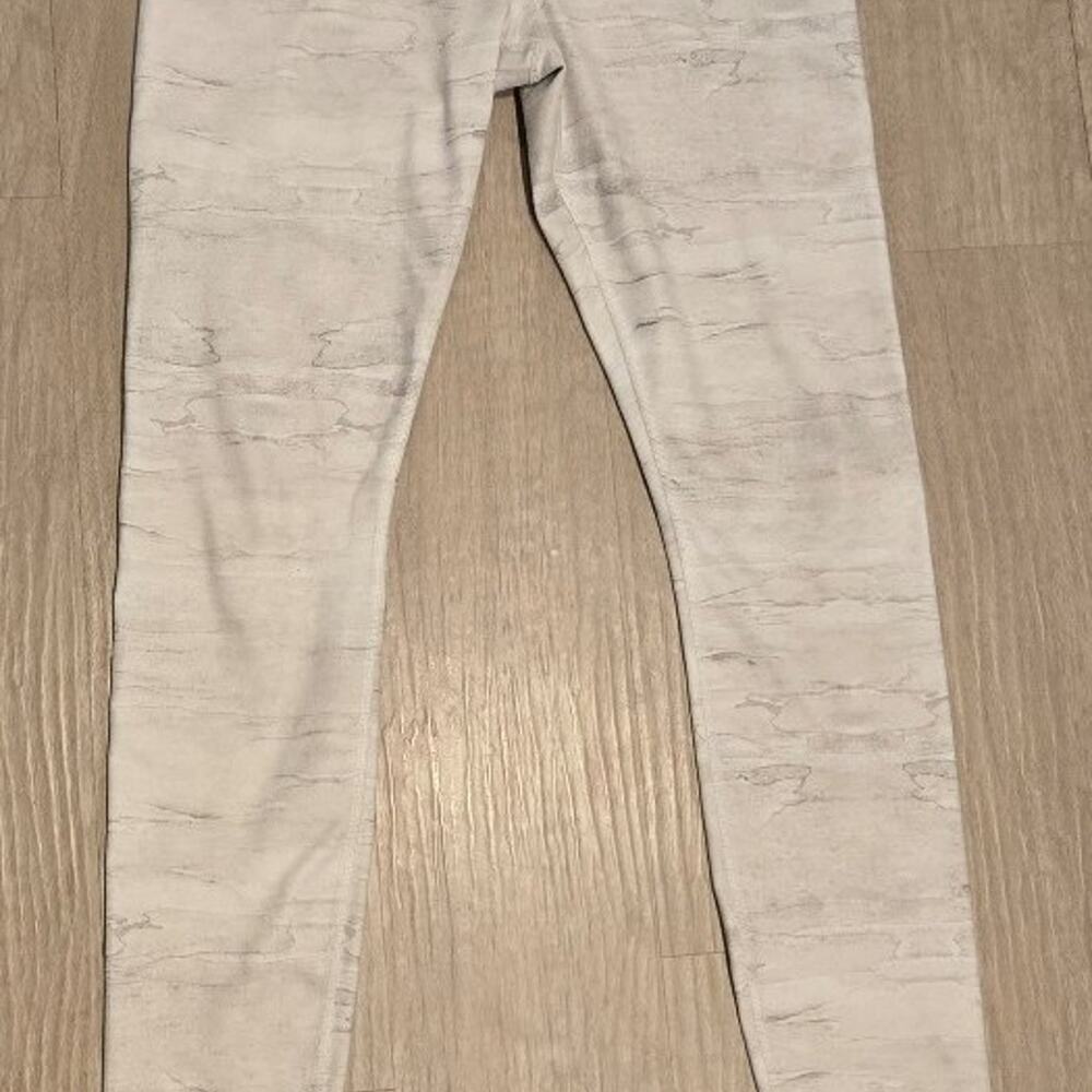 Alo Yoga Airbrushed Leggings in the Sequoia Marble print M